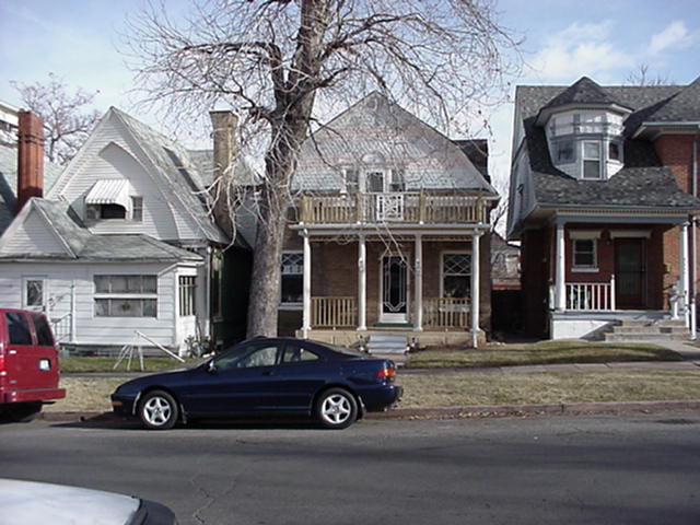living1.jpg (34199 bytes)