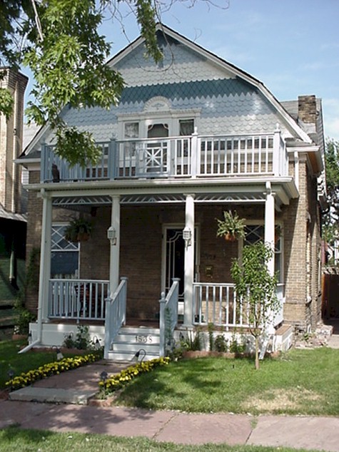 living1.jpg (34199 bytes)
